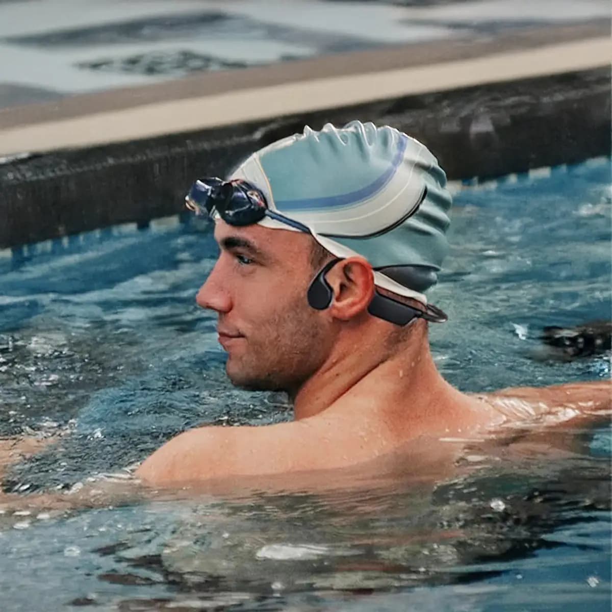 אוזניות שחייה OPEN SWIM IP68 בהולכת עצם – 32GB, שומעים בלי לחסום את האוזן