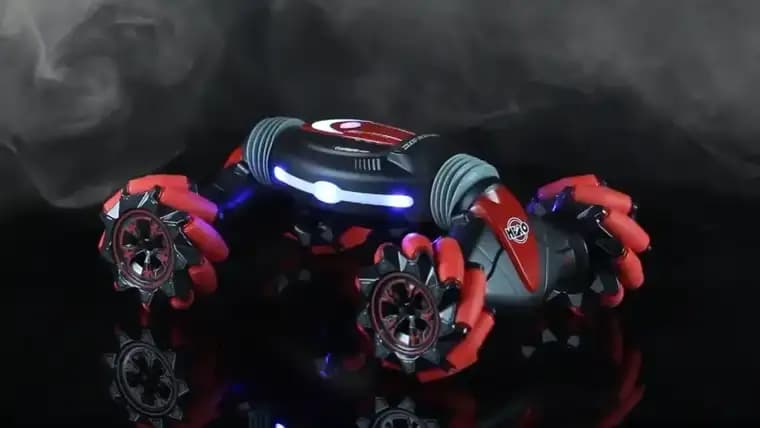 מכונית התולעת עם תאורת LED דולקת על רקע כהה עם עשן