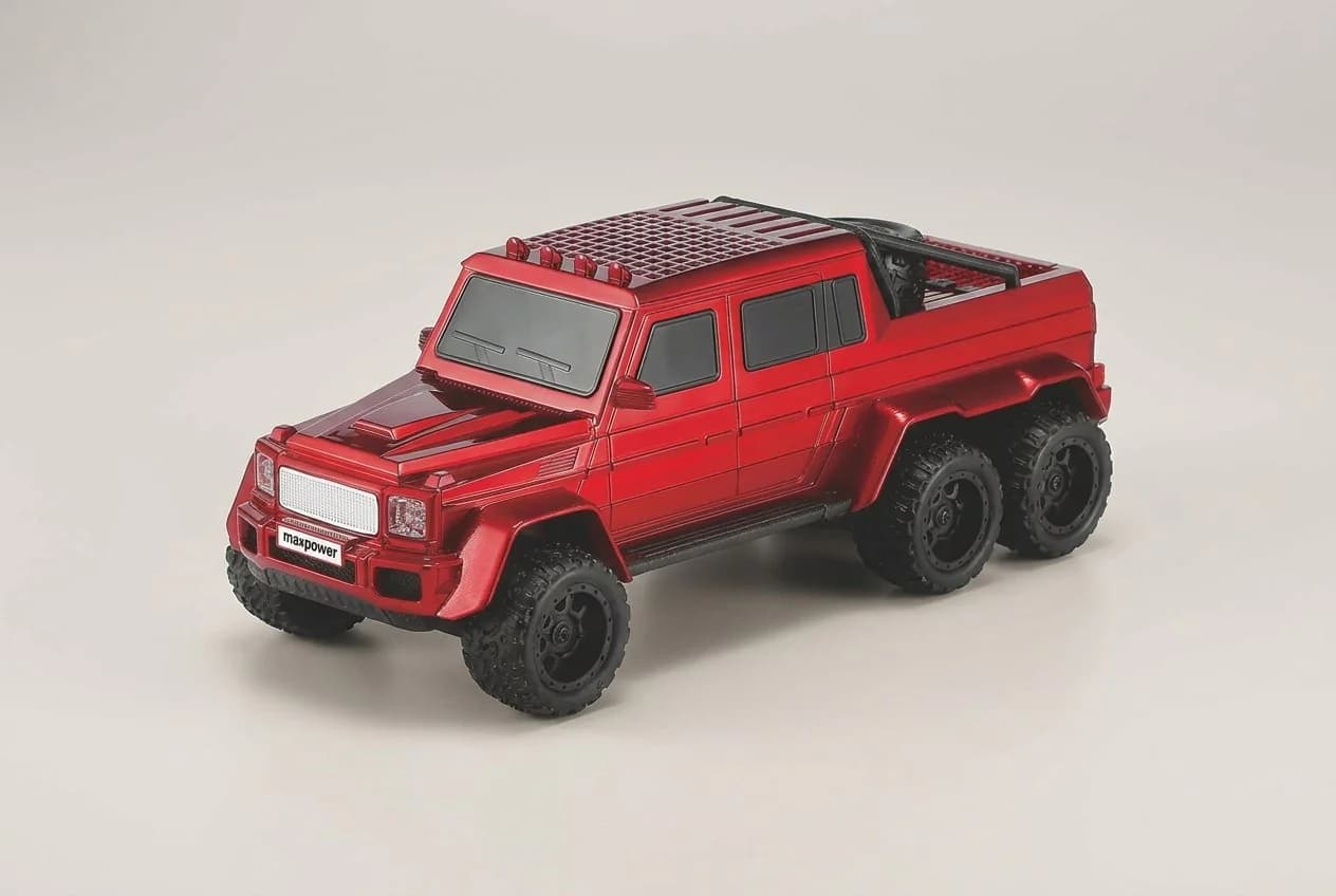 רמקול בלוטות בעיצוב טנדר שטח 6x6 אדום מטאלי, מבט תלת-רבעי על רקע סטודיו בהיר, עם מתלה גג ושישה גלגלי שטח