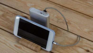 portable-charger-charges-smartphone-wooden-table-mobile-phone-mockup-with-dark-screen-power-bank-min